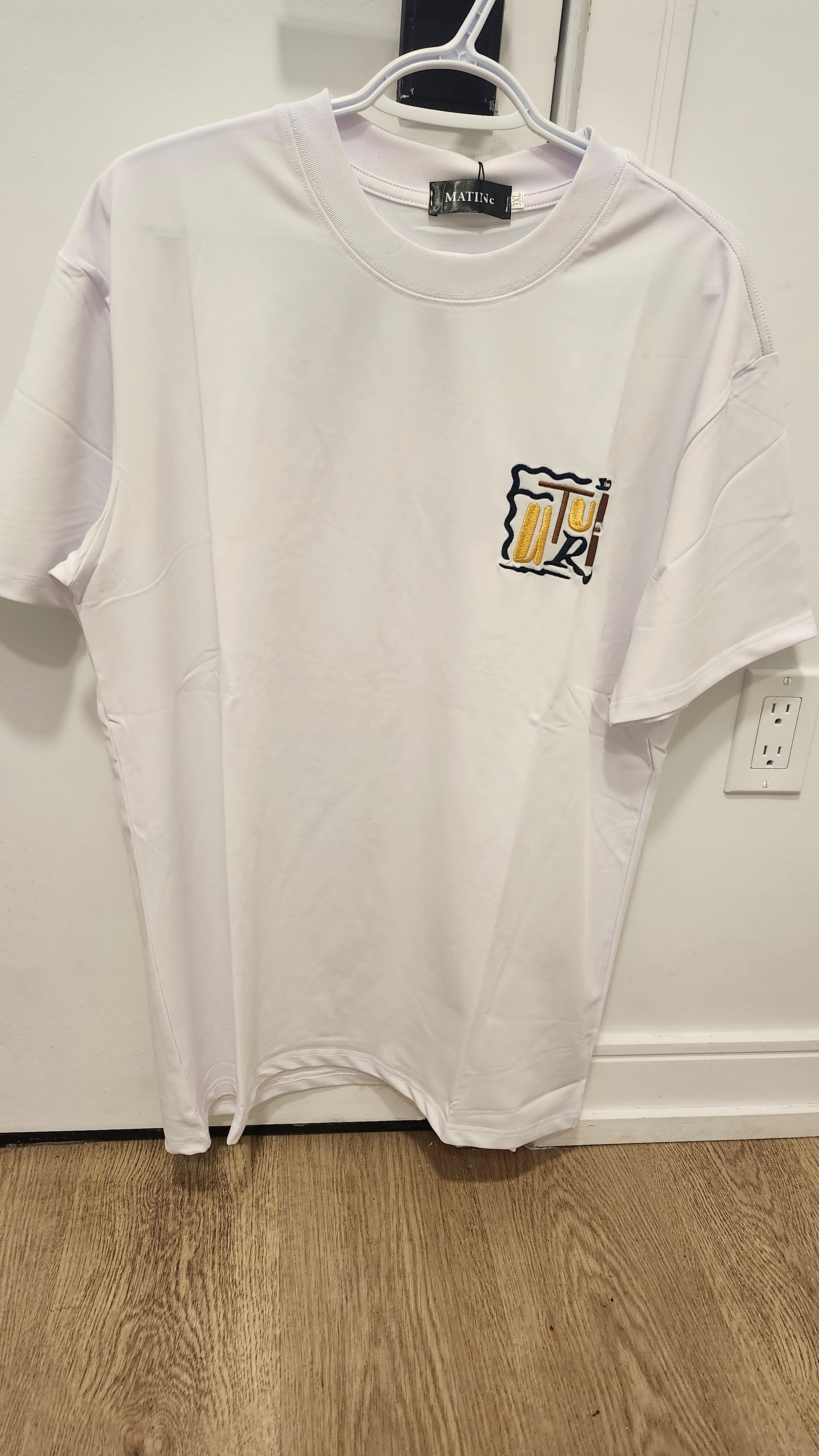SM  matin white badge yellow